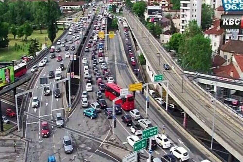 OD JUTROS GUŽVA U BEOGRADU: Saobraćaj se odvija usporeno pred početak radnog vremena (FOTO)