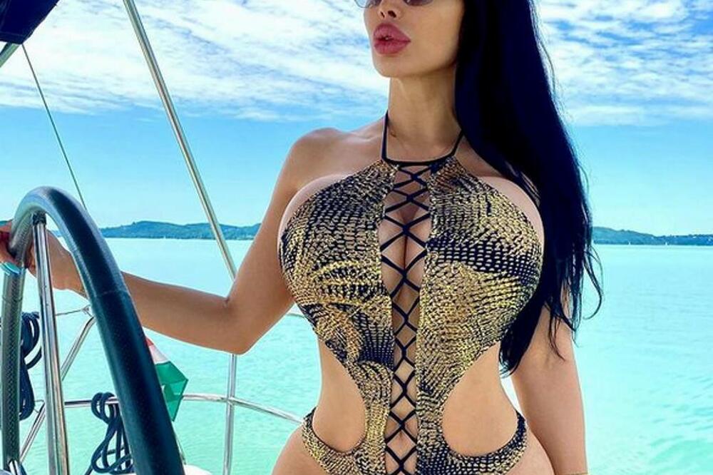 OGROMNE SILIKONSKE GRUDI SU ISPADALE IZ BLUZE SA VELIKIM DEKOLTEOM: Porno DIVA iz Mađarske će vas ZABEZEKNUTI! FOTO