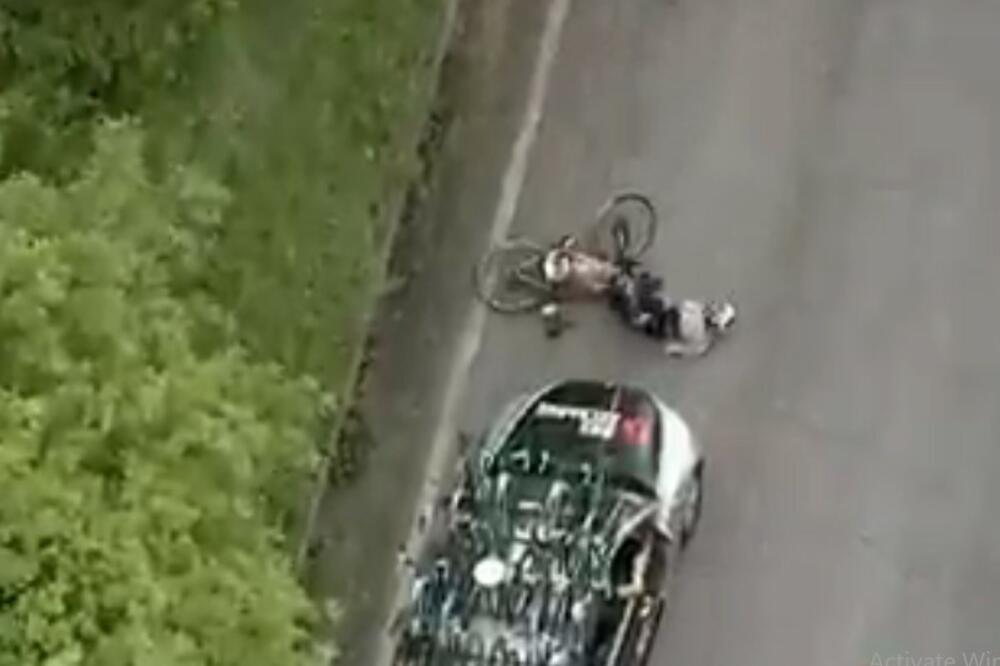 ŠOKANTNE SCENE SA ŠESTE ETAPE ĐIRO D' ITALIJE: Biciklistu udario auto, UMALO GA NIJE PREGAZIO - STRAŠNO! (Video)