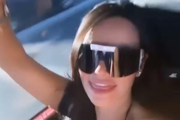 BOMBA OD BAKE (42) PROSLAVILA ROĐENDAN, KAO DA JE DEVOJČICA: Polugola se kupala u šampanjcu! (FOTO/VIDEO)