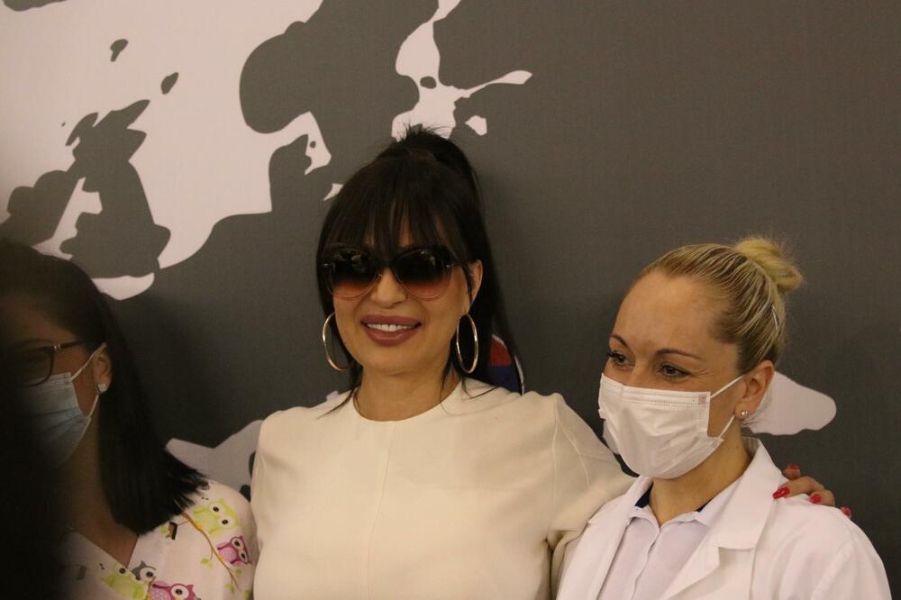 CECA SE DANAS OBUKLA U CENI JEDNOG STANA: Torba košta 6.000 evra, a tek da vidite odakle je KOMPLET!