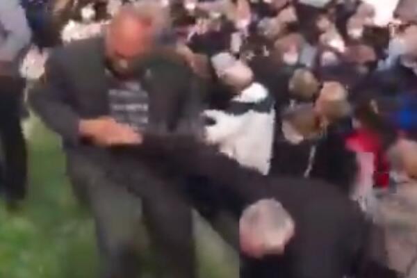 PADALI PO ZEMLJI, POLICIJA IH SKUPLJALA: HAOS u Prištini na VAKCINACIJI, pojavilo se na STOTINE GRAĐANA! (VIDEO)