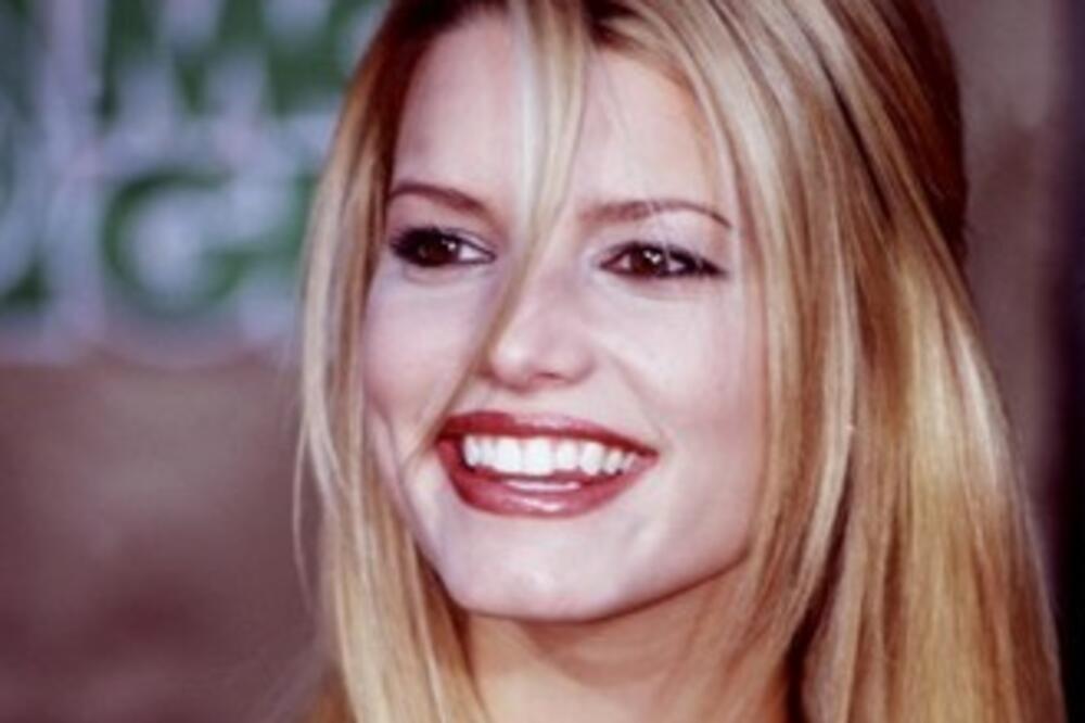 VAŽILA JE ZA PRIRODNU LEPOTICU, A SADA TVRDE DA SE IZDERFORMISALA: Isplivala njena ŠOK fotka BEZ TRUNKE ŠMINKE!