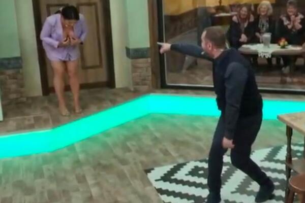 ŠOK UŽIVO U EMISIJI! VODITELJI SE ISPOLIVALI VODOM: Napustili emisiju MOKRI DO GOLE KOŽE, neviđeno do sada! (FOTO)