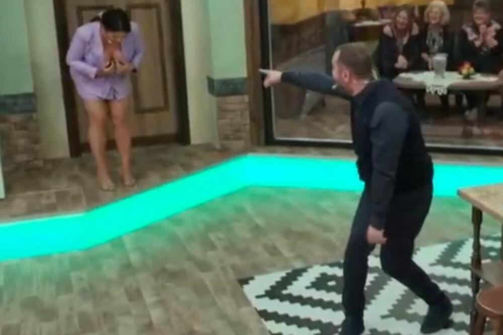 ŠOK UŽIVO U EMISIJI! VODITELJI SE ISPOLIVALI VODOM: Napustili emisiju MOKRI DO GOLE KOŽE, neviđeno do sada! (FOTO)