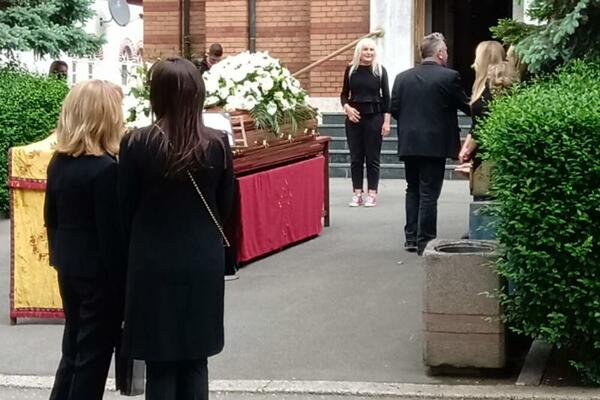 SAHRANA BOŽIDARA BOTE NIKOLIĆA: Čuvenog filmskog snimatelja i reditelja ispraćaju na večni počinak