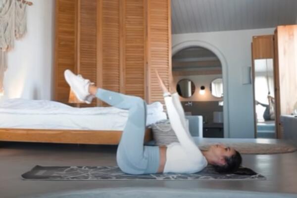 DO RAVNOG STOMAKA ZA 8 MINUTA! Uz ovaj laki plan treninga kod kuće bićete ZVEZDA LETA, sad stvarno NEMA IZGOVORA