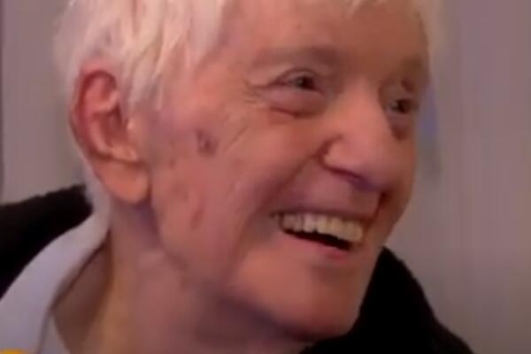 NIJE SAMO STAJAO SA MIKROFONOM, PRAVIO JE ŠOU NA SCENI: Niko ne može da zaboravi JEDAN NASTUP preminulog pevača!