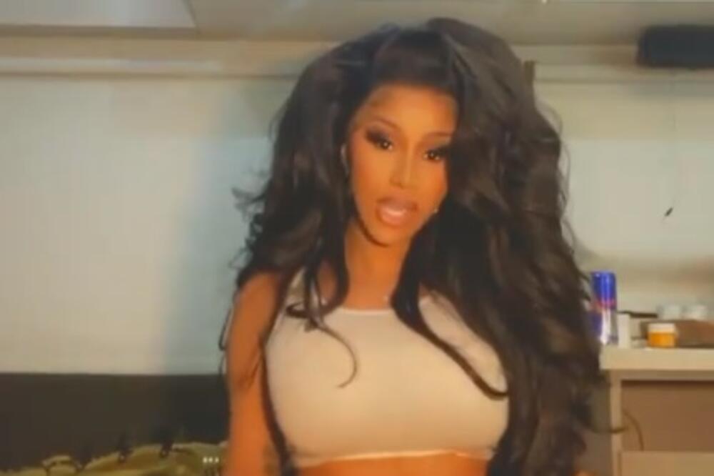 VRUĆI SNIMAK IZ KUPATILA ZAPALIO INTERNET! Uradila je silikonske GRUDI I ZADNJICU, a sada nam je sve BACILA U FACU!