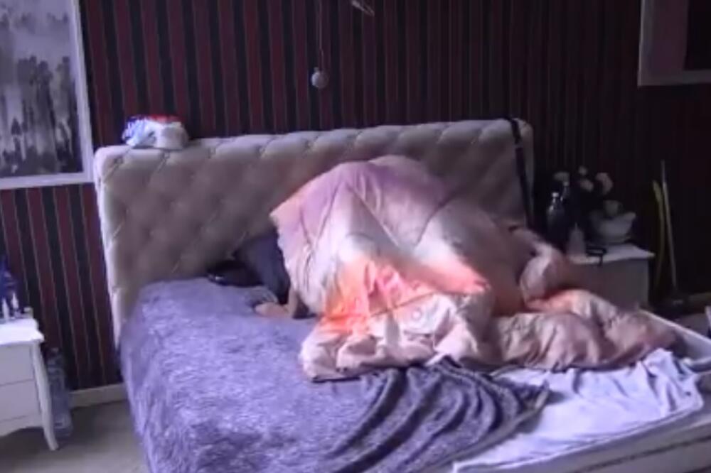 NISU NI OČI OTVORILI KAKO TREBA, A VEĆ SE BACILI NA AKCIJU! Kristijan sa ljubavnicom RAZVALIO KREVET! (VIDEO 18+)