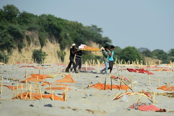 STRAVIČNO! Tela umrlih bacaju u Gang zbog prevelikih troškova kremacije! (FOTO)