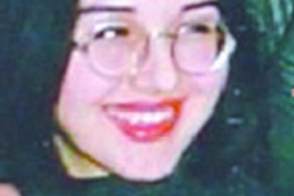 DA LI PREPOZNAJETE PEVAČICU SA FOTOGRAFIJE?? Danas je naša velika POP ZVEZDA, britka na jeziku i VEOMA LEPA!