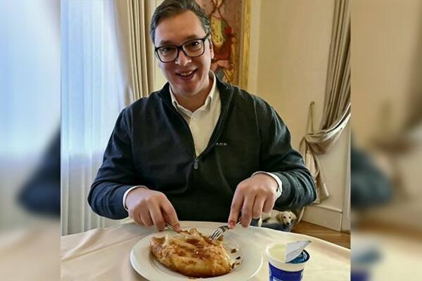 DOK VUČIĆ DORUČKUJE BUREK I JOGURT, ON IZ UGLA SVE TO BUDNO POSMATRA: Kada ga vidite, ŠOKIRAĆETE SE! (FOTO)