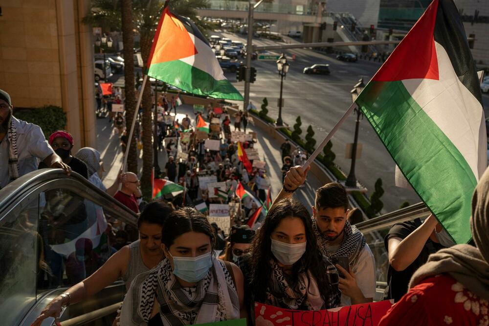 MASOVNE DEMONSTRACIJE U AMERICI ZBOG PALESTINE: Blokiran SAOBRAĆAJ, pridružila im se i POZNATA MANEKENKA! GALERIJA