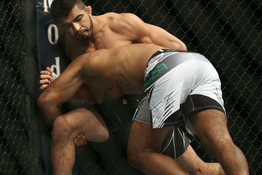 BRAZILSKI BORAC SLOMIO SUNARODNIKU RUKU: Čuo sam kako puca pa sam ga pustio... (VIDEO)