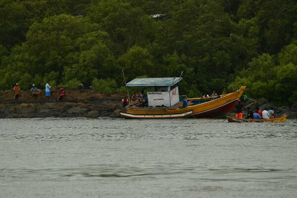 INDIJSKA MORNARICA IZVUKLA 37 TELA U BLIZINI MUMBAJA! Nada polako nestaje da će se preostali putnici naći!