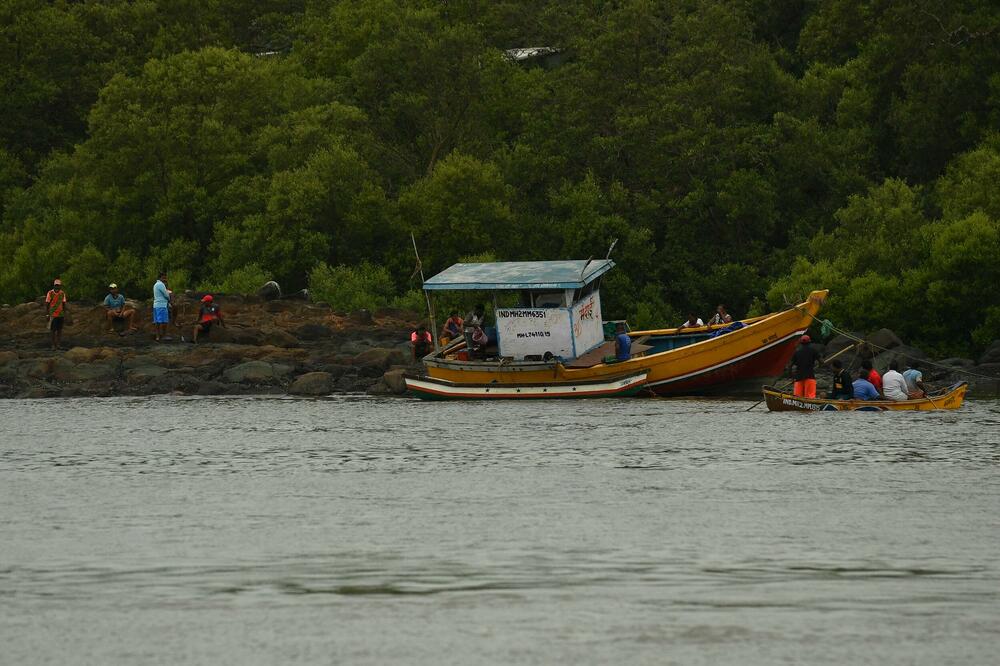 BEBU SA IKONOM SPAKOVALI U KUTIJU, gde će im duša? SREĆA u čamdžiju koji je čuo plač i spasao je (VIDEO)