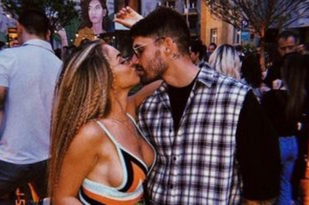 NEVOLJE U RAJU? TEODORA PRESEKLA - NIŠTA OD SVADBE: Deca i BRAK joj nisu ni na kraj pameti!