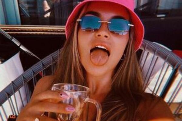 VEEEEEELIKA PROMENA! TEODORA DŽEHVEROVIĆ POSTALA ANĐELKA TOMAŠEVIĆ: Sada su totalno iste,ko je pevačica a ko misica