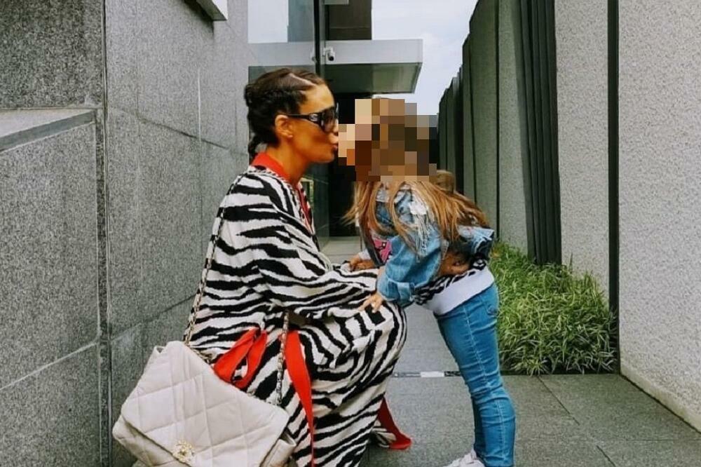 NAŠLA SE NA METI OSUDE ZBOG OVOG POTEZA! LJUDI NAPALI ANU ZATO ŠTO DETE LJUBI U USTA: Usledili GNUSNI komentari!