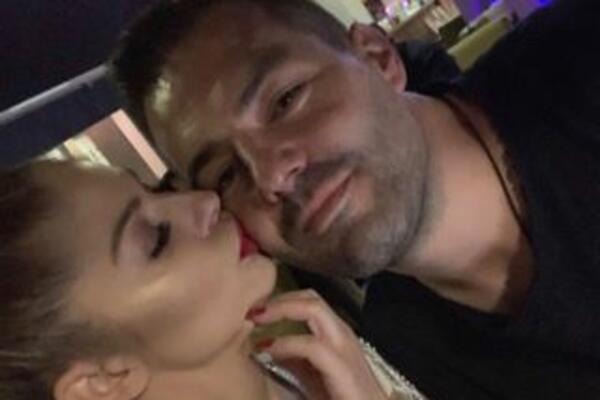 DIVNO! PEVAČICA PODELILA EMOTIVNU FOTOGRAFIJU SA SVOJOM LJUBAVI: Danas im je godišnjica!