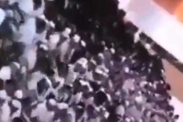 STRAVIČNA NESREĆA U SINAGOGI NA ZAPADNOJ OBALI: Desetine povređenih, LJUDI PADALI KAO POKOŠENI! (VIDEO)