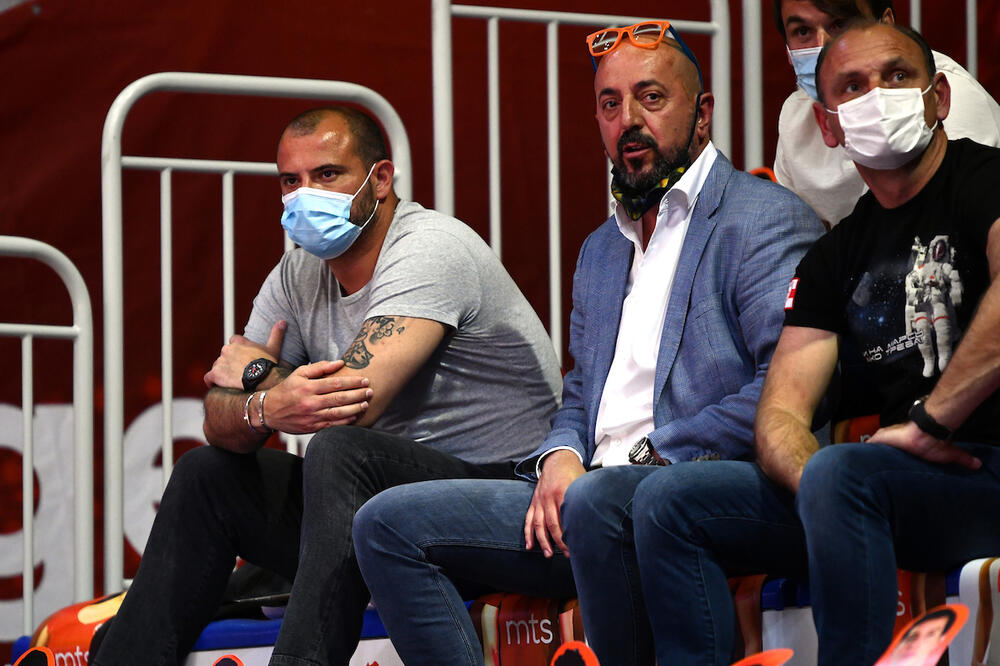 TU JE I DEKI: Trener fudbalera Zvezde došao da podrži košarkaše! (FOTO)