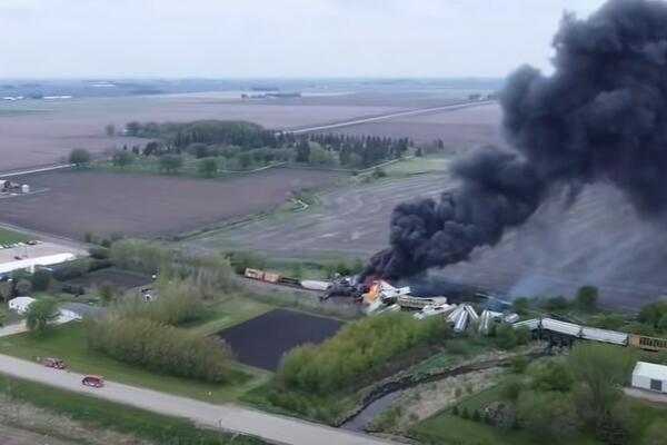 KATASTROFA U AMERICI, VOZ SA OPASNIM MATERIJAMA ISKOČIO IZ ŠINA I ZAPALIO SE: Evakuacija ljudi je u toku (VIDEO)