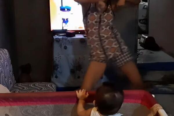 MLADA BEBISITERKA ODLUČILA DA ĐUSKA DOK JE ČUVALA DETE: Nije znala da je TATA ostavio kameru uključenu! (VIDEO)