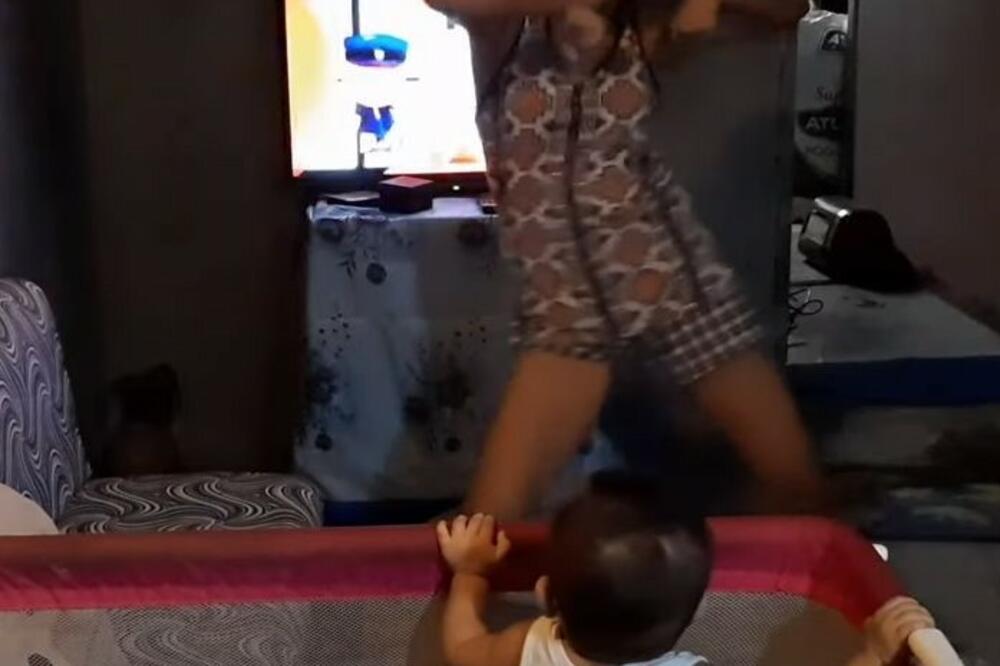 MLADA BEBISITERKA ODLUČILA DA ĐUSKA DOK JE ČUVALA DETE: Nije znala da je TATA ostavio kameru uključenu! (VIDEO)