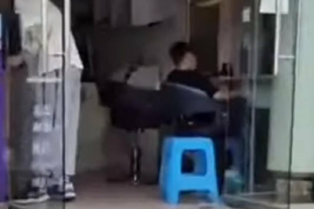 DEČAK SE SMORIO KADA JE VIDEO KAKO GA JE FRIZER OŠIŠAO: Od MUKE je uradio nešto od čega ćete PASTI NA GLAVU! VIDEO