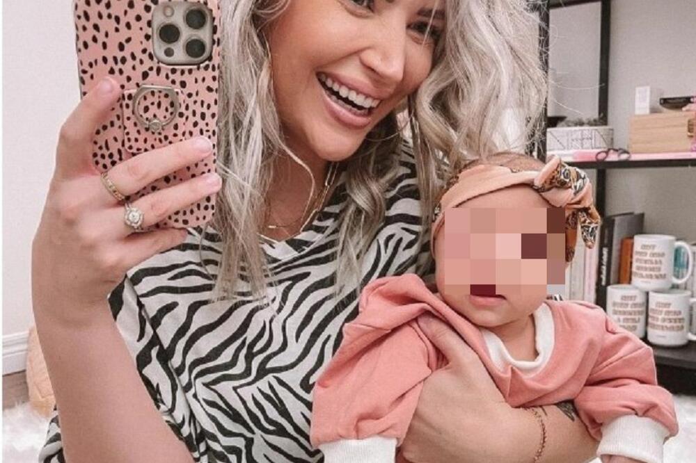 SARA JE ZBOG SLIKE TRPELA STRAŠNE UVREDE POSLE POROĐAJA! Ućutkala ih je sve jednim potezom! (FOTO)