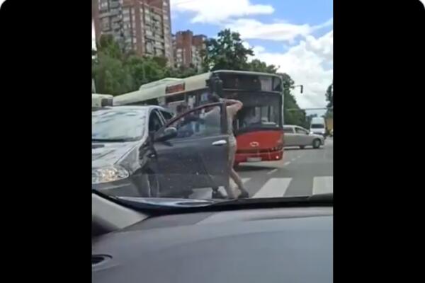 PESNIČILI SE NA ULICI USRED BEOGRADA: 2 muškarca se PREPIRALA oko vožnje, a onda je počela MAKLJAŽA! (VIDEO)