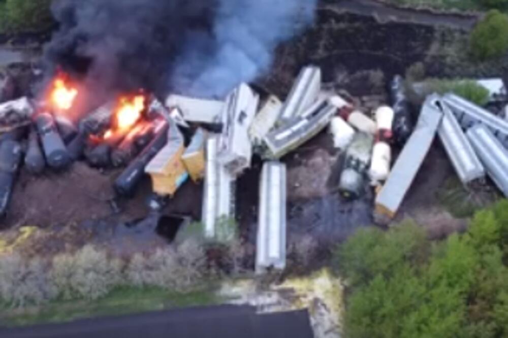 VELIKA NESREĆA U AMERICI: 47 vagona sa opasnim materijama iskočilo iz šina, BUKNUO POŽAR! (VIDEO)