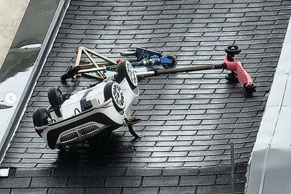 NEVIĐENA SITUACIJA U NS-U! Roditelji ostavili IGRAČKE na krovu, SAMO ŠTO NE SKLIZNU, prolaznici se drže za glave