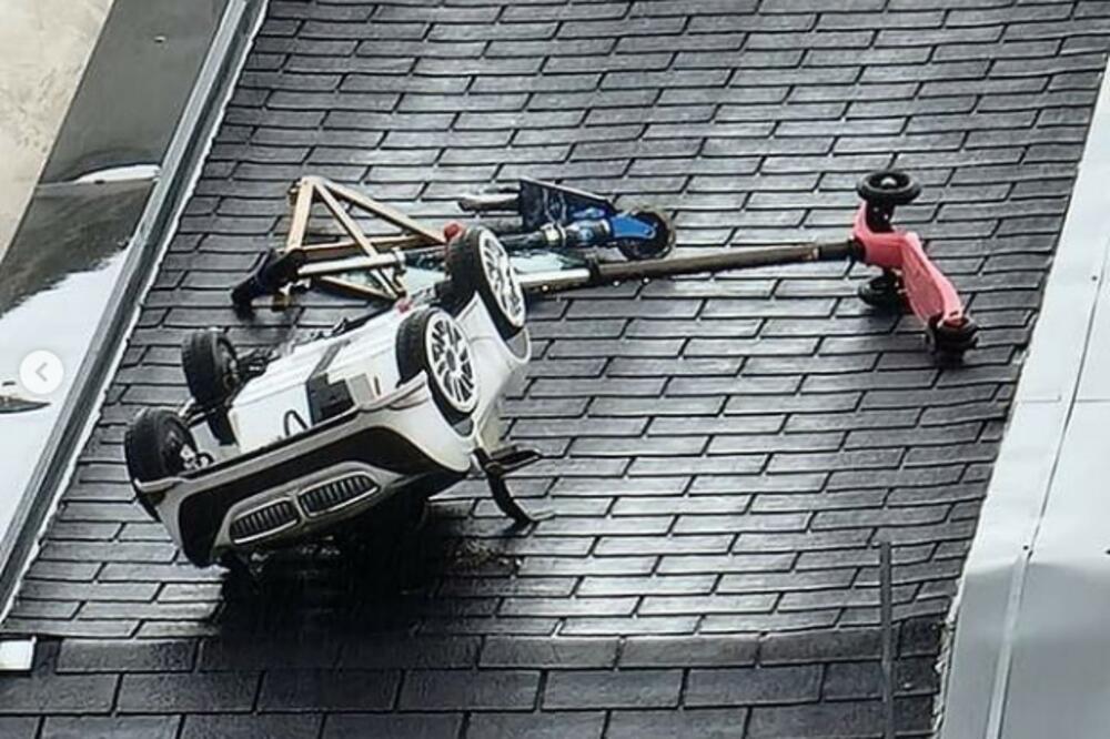 NEVIĐENA SITUACIJA U NS-U! Roditelji ostavili IGRAČKE na krovu, SAMO ŠTO NE SKLIZNU, prolaznici se drže za glave