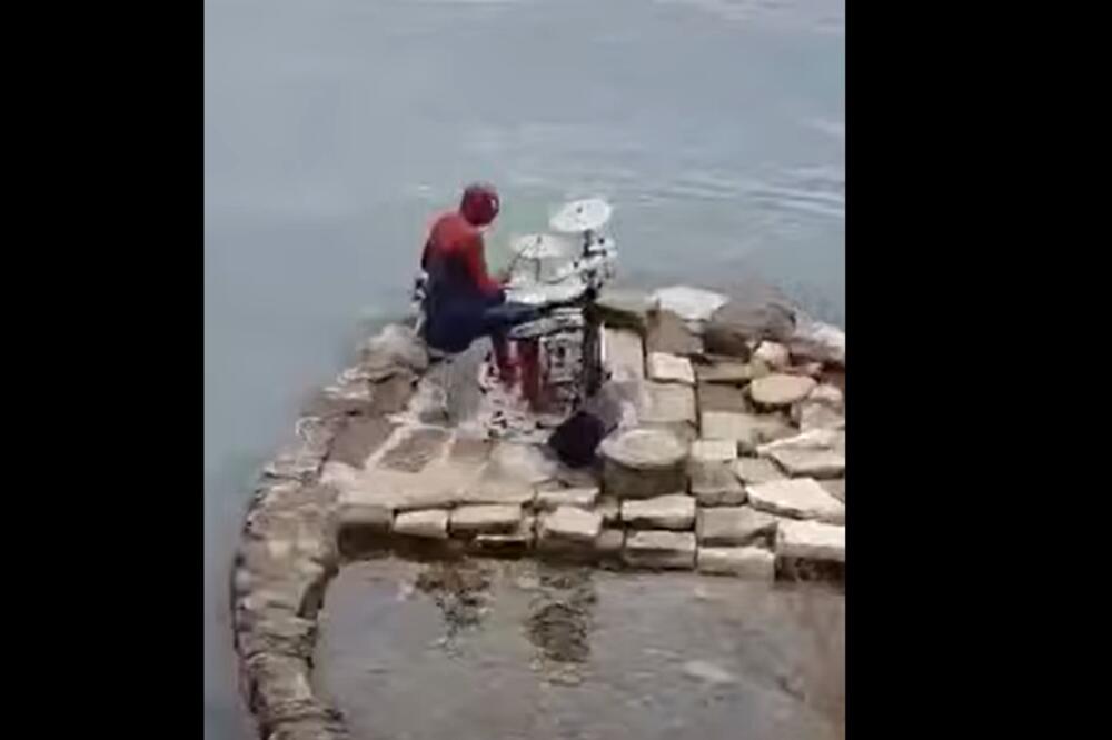 SPAJDERMEN SVIRA BUBNJEVE NA PLAŽI U SPLITU! Prolaznici u šoku, uspeli su da snime ovaj neobičan prizor! (VIDEO)