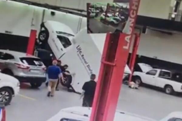 RADNIKA POKLOPIO KOMBI, KOLEGE ODMAH DIGLE UZBUNU! Na kameri se jasno vidi KAKO je došlo do nesreće! (VIDEO)