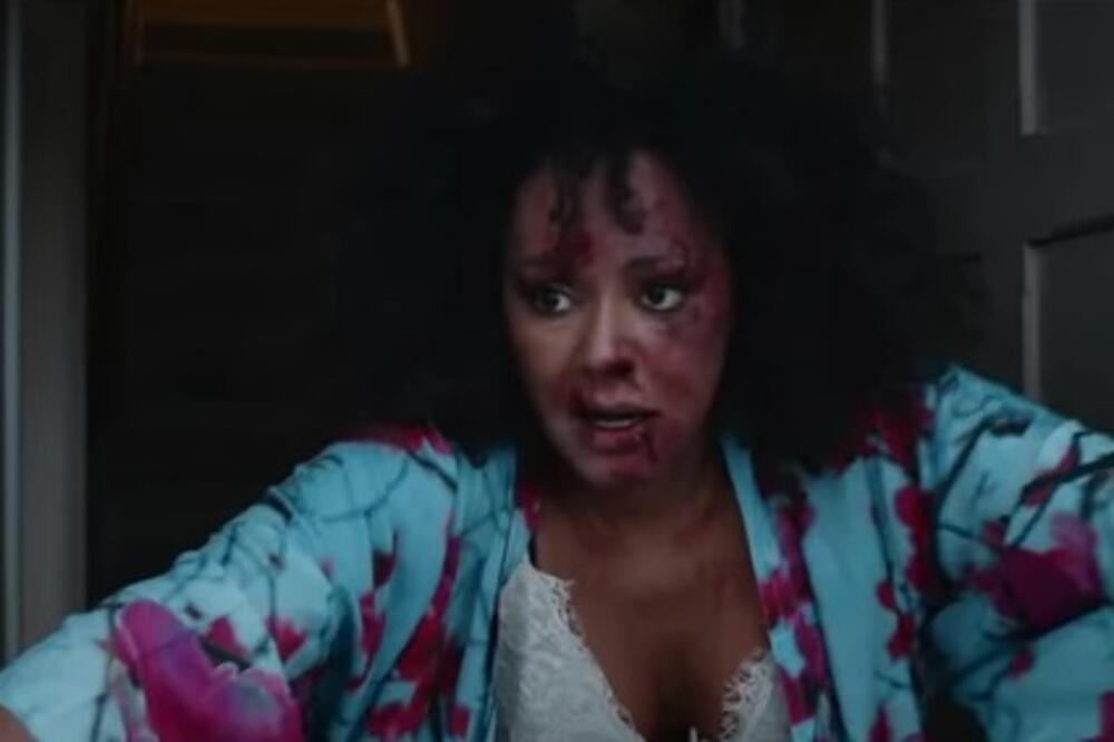 PRETUČENA I SVA KRVAVA BEŽI OD NASILNIKA: Uznemirujući snimak pokazuje kako PEVAČICA JURI KA SLOBODI! (VIDEO)