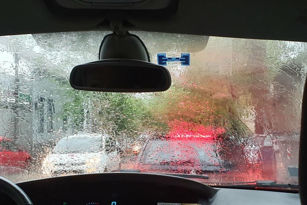 NEVREME U SARAJEVU! Ulice potopljene VODOM, padao i GRAD (VIDEO)