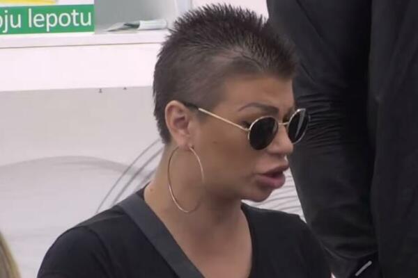 PALE BRUTALNE UVREDE U ZADRUZI: Miljana otkrila da OVA UČESNICA nema zube, ali da ima veliki PROBLEM SA KOŽOM!