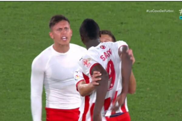 SADIK SE UMALO NIJE POBIO NA TERENU ZBOG SLOBODNJAKA! Saigrač mu nije dao loptu, Nigerijac je zbog toga poludeo