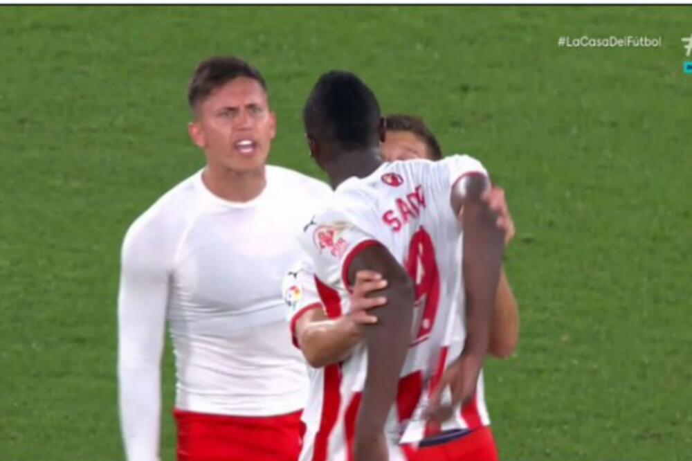 SADIK SE UMALO NIJE POBIO NA TERENU ZBOG SLOBODNJAKA! Saigrač mu nije dao loptu, Nigerijac je zbog toga poludeo