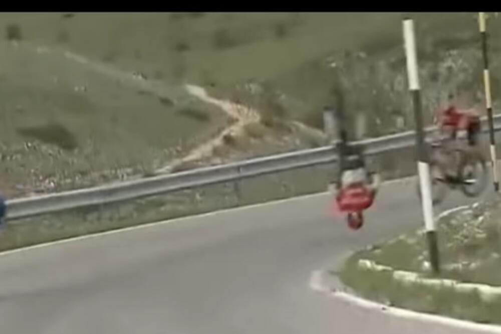 KACIGA GLAVU ČUVA: Slovenački biciklista imao strašan incident na Điru, spasila ga zaštitna oprema! (VIDEO)