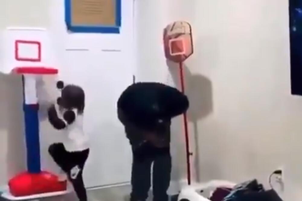 DETE UDARILO OCA U MEĐUNOŽJE! Pojavio se HIT snimak, LUKAVO I PREFRIGANO! Da li je TATA OVO ZASLUŽIO? (VIDEO)