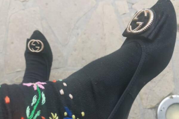 ČARAPE IZ GUČE NA GUČI DOBRO ČUČE: Naša književnica oduševila odevnom kombinacijom, TRADICIJA I UNIKAT!