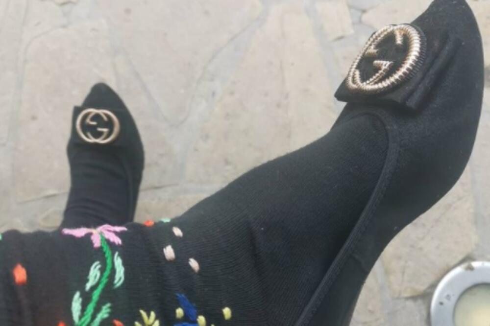 ČARAPE IZ GUČE NA GUČI DOBRO ČUČE: Naša književnica oduševila odevnom kombinacijom, TRADICIJA I UNIKAT!