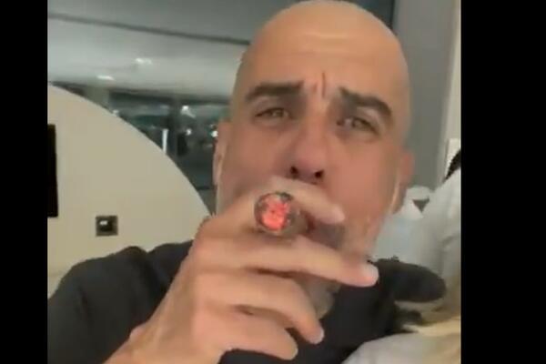 TOMPUS U USTIMA, ŠAMPANJAC U KIBLI: Gvardiola baš zna kako da proslavi TITULU - HIT! (VIDEO)