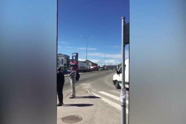 OPET KOLAPS U BEOGRADU: Gužva iz pravca Batajnice ka Pupinovom mostu, narod izlazi iz autobusa i ide PEŠKE! VIDEO