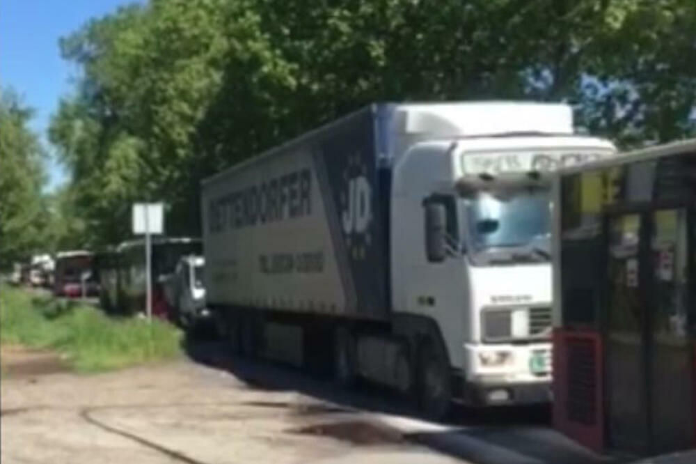 OGROMAN ZASTOJ U ULICI KRALJICE NATALIJE: Bahati vozači ulaze u suprotne trake, NEVIĐENI KOLAPS ZBOG RADOVA!